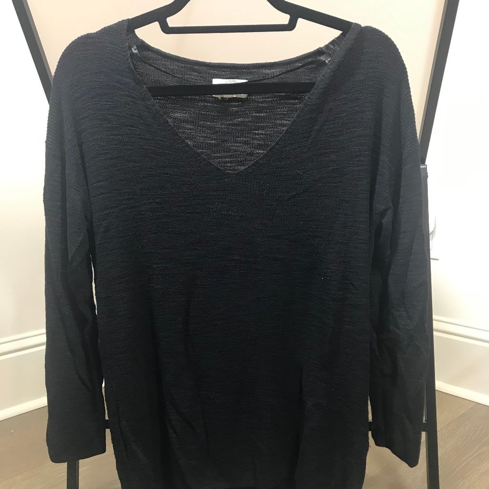 Lou & Grey black v-neck sweater in size S